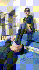 【甜音】坐脸窒息_内裤诱惑_及膝长袜踩狗脸bf49238封面图