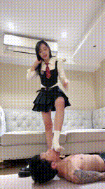 【等等】小皮鞋白袜脚踩下贱奴【双视角版】bf56554_2封面图