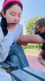 【古筝少女】户外公开逗狗JS250504-12封面图