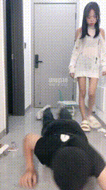 【怡怡】妹妹美腿踩虐哥哥狗【双视角版】JS250901-23_1封面图