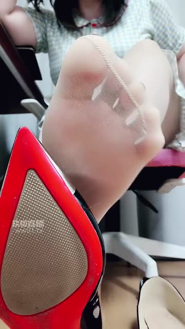 【拽拽】跟主人丝袜脚破处251013-40