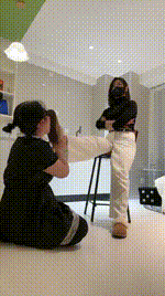 【辣姐】雪地靴连环踢裆_抽耳光_舔脏鞋底bf49337封面图